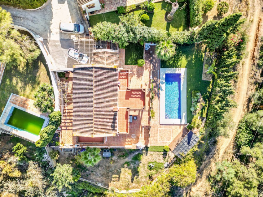 Villa en venta en Elviria Marbella con 4 dormitorios y piscina